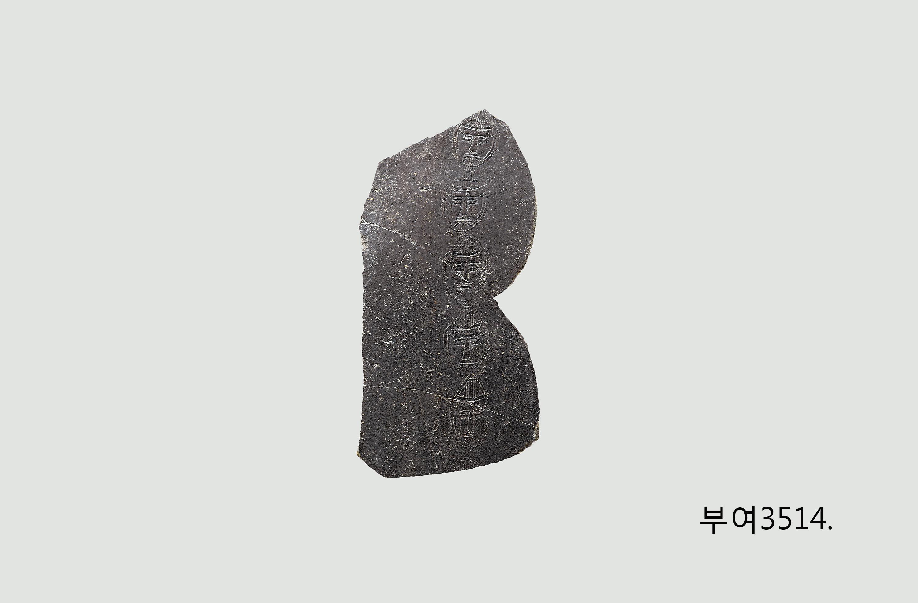 얼굴을 새긴 토기편 이미지